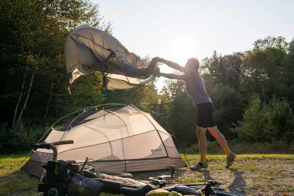 Bereit fürs Mikroabenteuer: Zelt, Isomatte & Schlafsack von Nemo