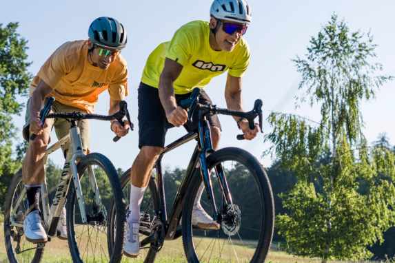 What does this carbon gravel bike offer for 1,800 euros?