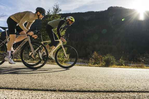 SRAM Rival AXS vs. Shimano 105 Di2