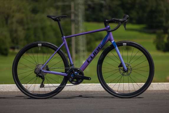 Un vélo de course en aluminium haut de gamme à petit prix