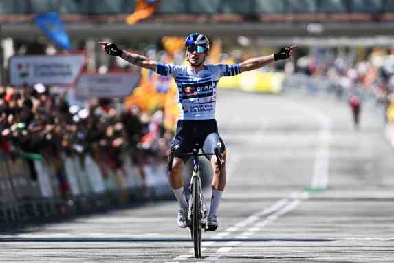 Roglic gewinnt als Solist in Barcelona und feiert Gesamtsieg