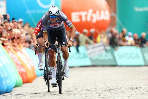 Van der Poel gewinnt Klassikerjagd der 3. Etappe