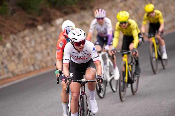 Frauen stürzen. Männer lachen. Ich kotze.