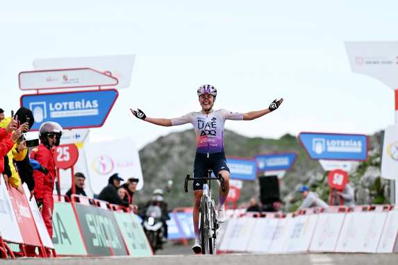 Blasi catches van der Breggen and celebrates Grand Tour victory