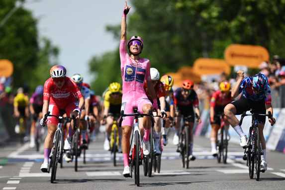 Balsamo sprintet im Rosa Trikot zum Sieg