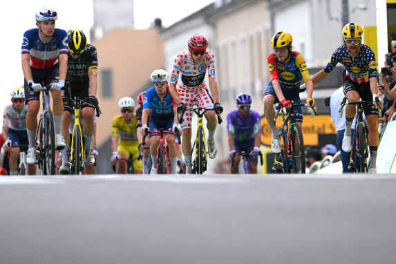 Which bikes are leading the way on the Plateau de Solaison?