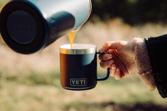 High-quality steel, insulated, coated – mugs and jugs for on the go