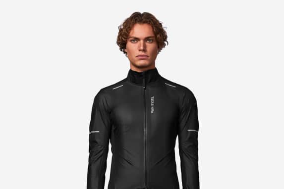 Van Rysel präsentiert zwei neue Regenjacken mit Profi-Genen