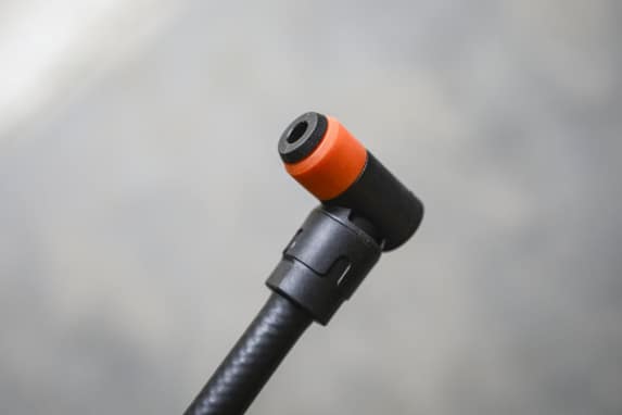 The bike pump with clever pump head in the test