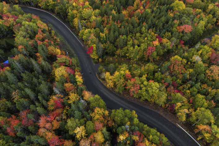 Mit dem Rad über den Cabot Trail im kanadischen Herbst