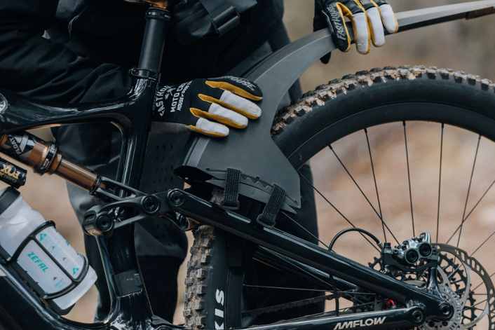 Extra-long mudguard for full-suspension bikes and e-MTBs