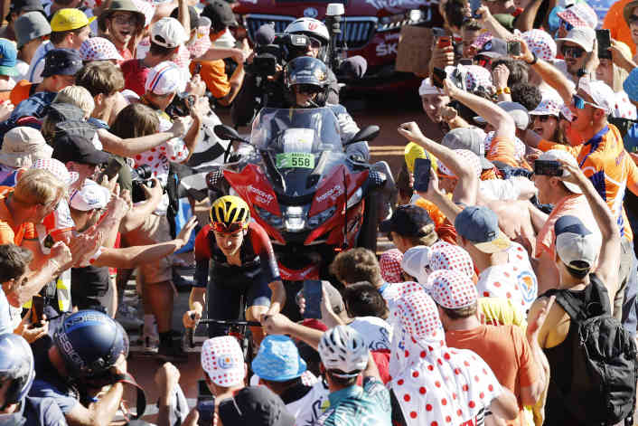 A Tour de France pass without cars – the legendary 21 hairpin bends of Alpe d’Huez