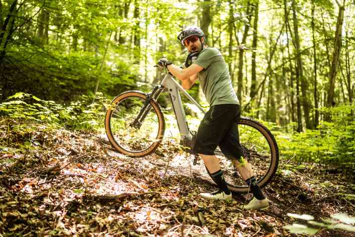 Kann das Crivit Peak 709 gegen ein Marken-MTB bestehen?
