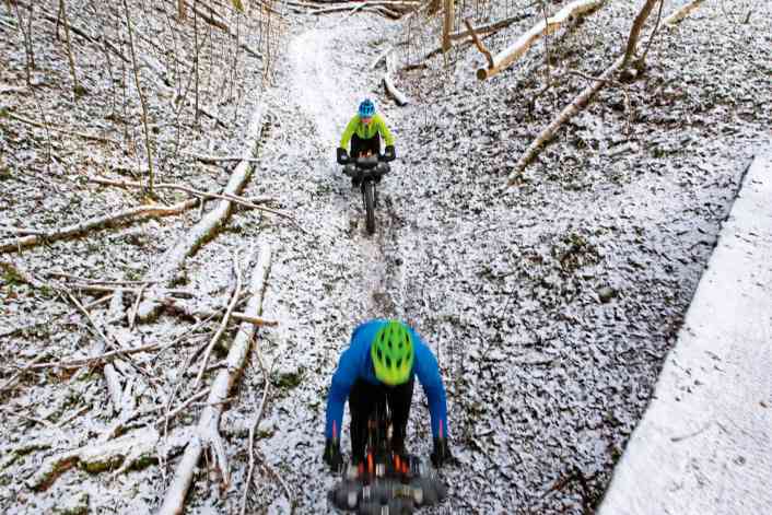 Vater und Sohn auf winterlicher Bike-Tour