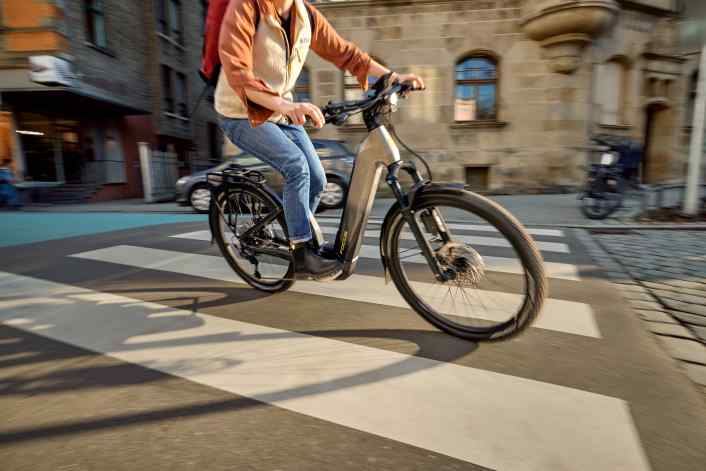 E-Trekkingbike mit vollgefedertem Wave-Rahmen