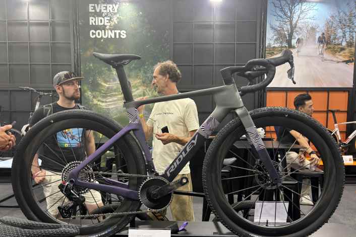 Neues Aero-Race-Gravelbike mit fetten Reifen
