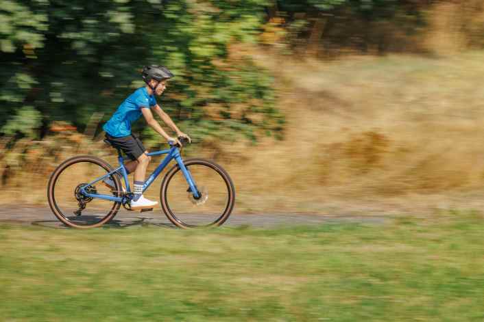 Sportliches Kinder-Gravelbike mit geradem Lenker