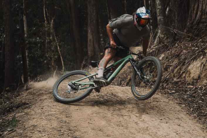 Lass den Hinterreifen über den Erdhügel rutschen wie Remy