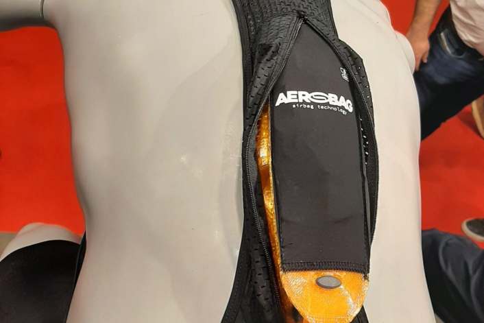Der Aerobag bringt mehr Sicherheit für Rennradfahrer