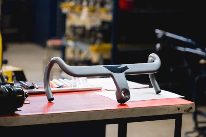 Integrierte Lenker-Vorbau-Kombis und Carbon-Gabeln für Rennrad, Allroad und Gravel