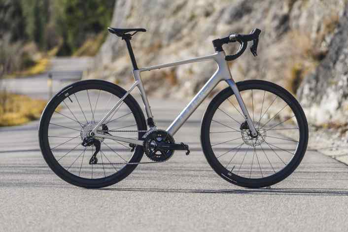 Günstiges Rennrad mit elektrischer Shimano 105 Di2 im Test