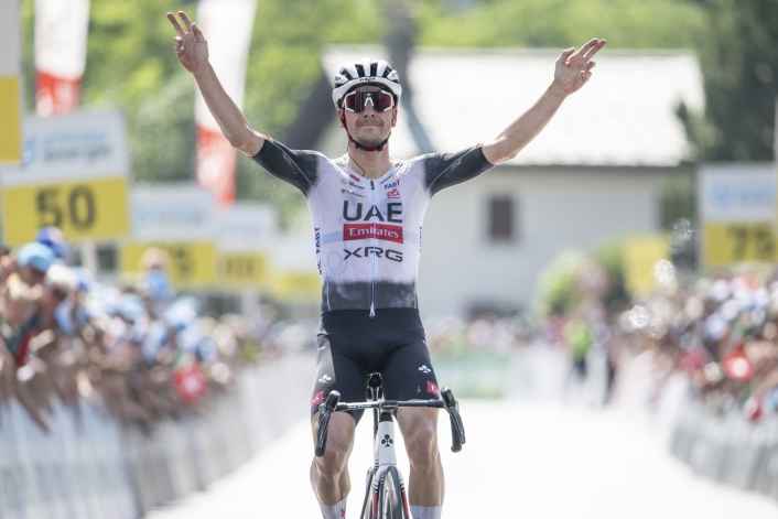 Almeida gewinnt 13. Etappe am Angliru