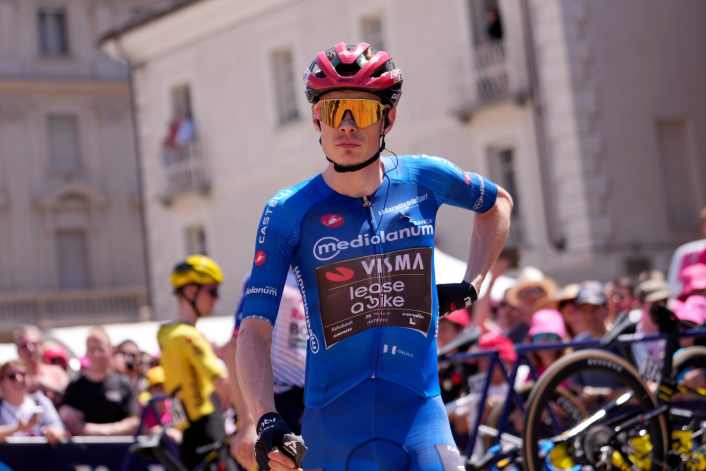 Vingegaard takes the leader's jersey in the Alps