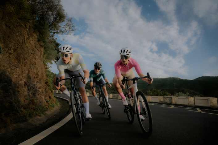 Helm, Bib Shorts, Jersey & mehr für den schnellen Gravelbike-Style