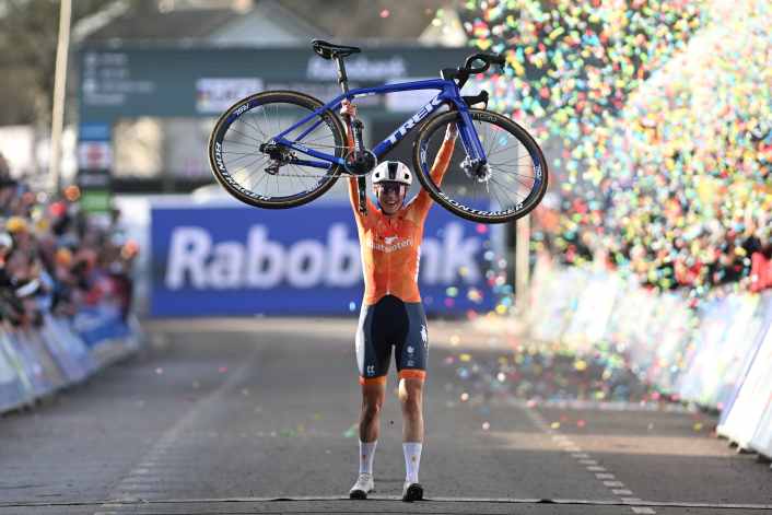 Brand setzt dominanter Saison die Krone auf und wird Weltmeisterin