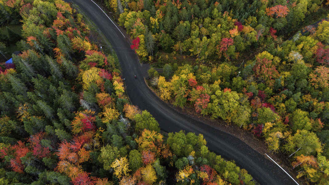 Mit dem Rad über den Cabot Trail im kanadischen Herbst