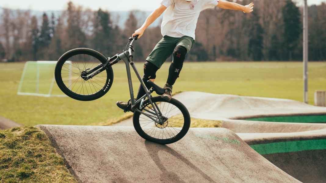 Highend-Dirtbike mit Flaschenhalter