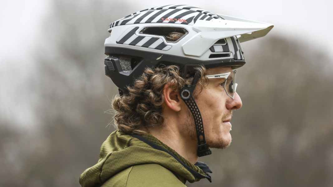 Ein Helm, der sich zur Sicherheit auflöst