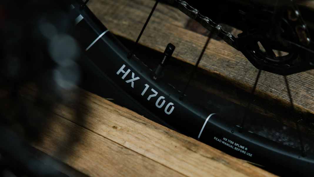 Downhill-Zulassung und Carbon für die Mittelklasse