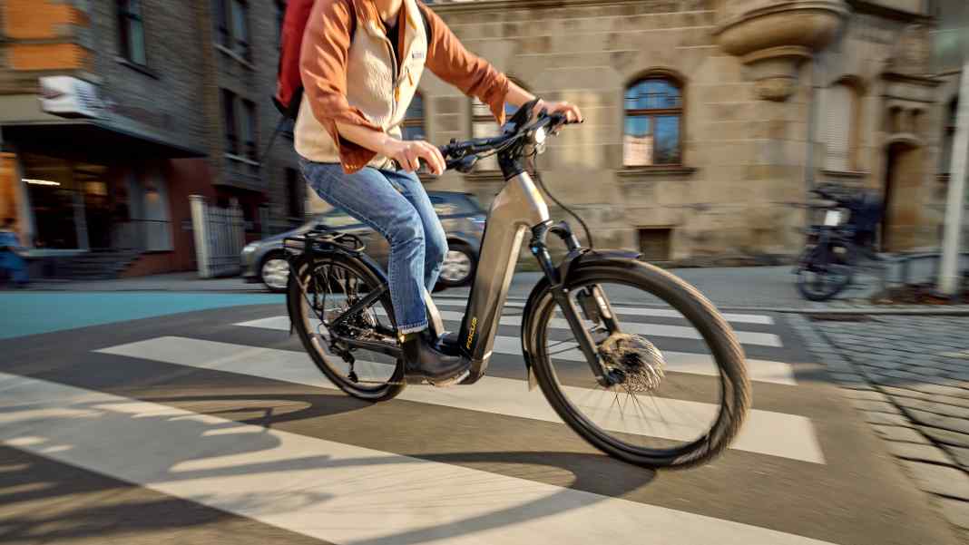 E-Trekkingbike mit vollgefedertem Wave-Rahmen