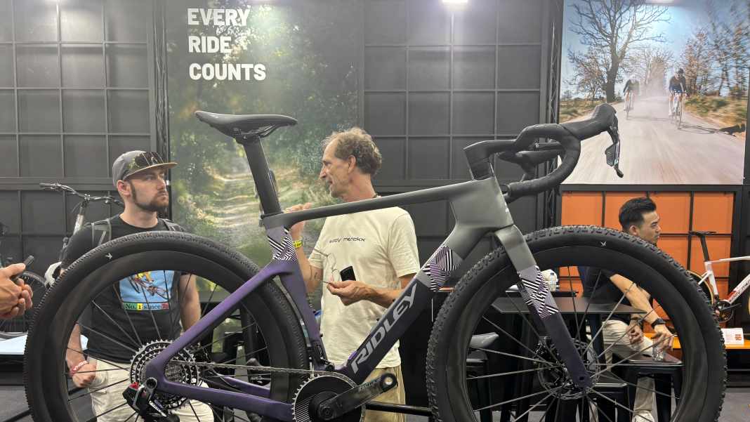 Neues Aero-Race-Gravelbike mit fetten Reifen