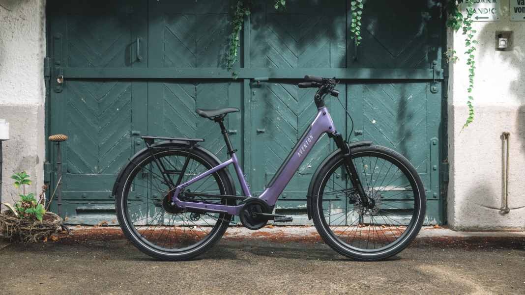 Günstiges City-E-Bike mit Riemen und GPS-Tracking