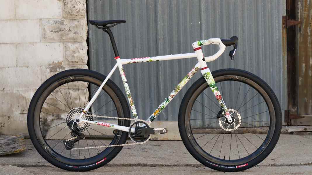 Farbenfrohes Gravelbike aus Kolumbien