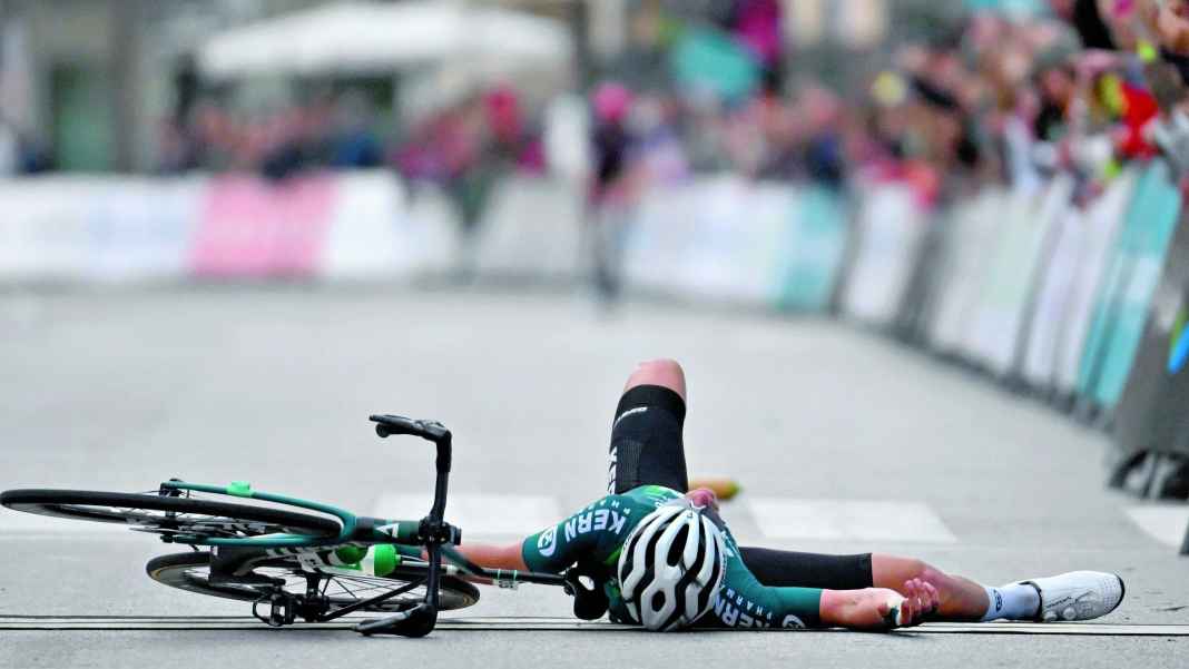 Expensive versus cheap Road bike helmets in a comparison test