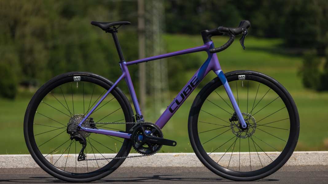 Un vélo de course en aluminium haut de gamme à petit prix