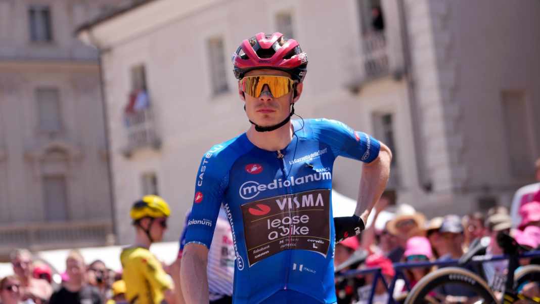 Vingegaard takes the leader's jersey in the Alps