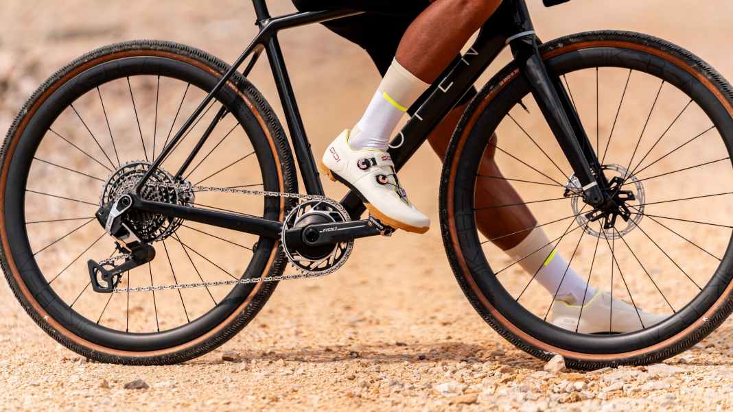 Gravel shoe with a carbon composite sole and twist fastening