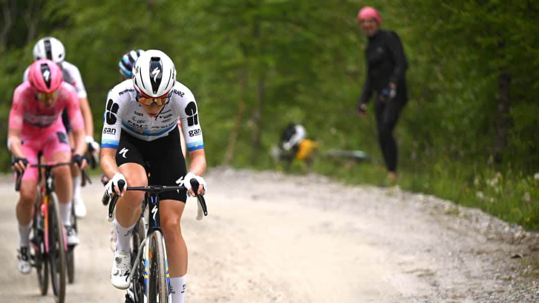 Vollering wins improvised finish at Colle delle Finestre