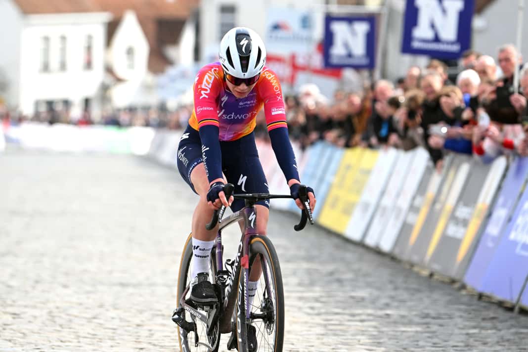 Lotte Kopecky siegt vier Tage nach Tod ihres Bruders bei Nokere Koerse