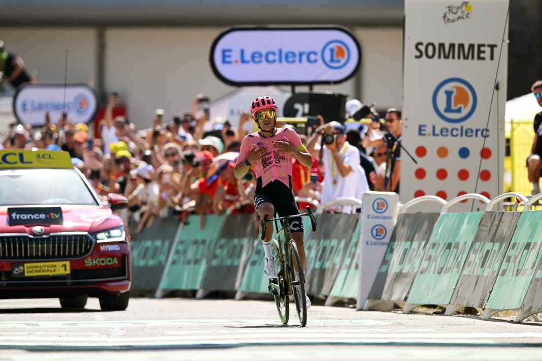Carapaz gewinnt 17. Etappe - Evenepoel macht Zeit gut