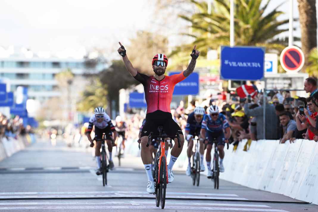 Radprofis sprinten neben Zielgerade