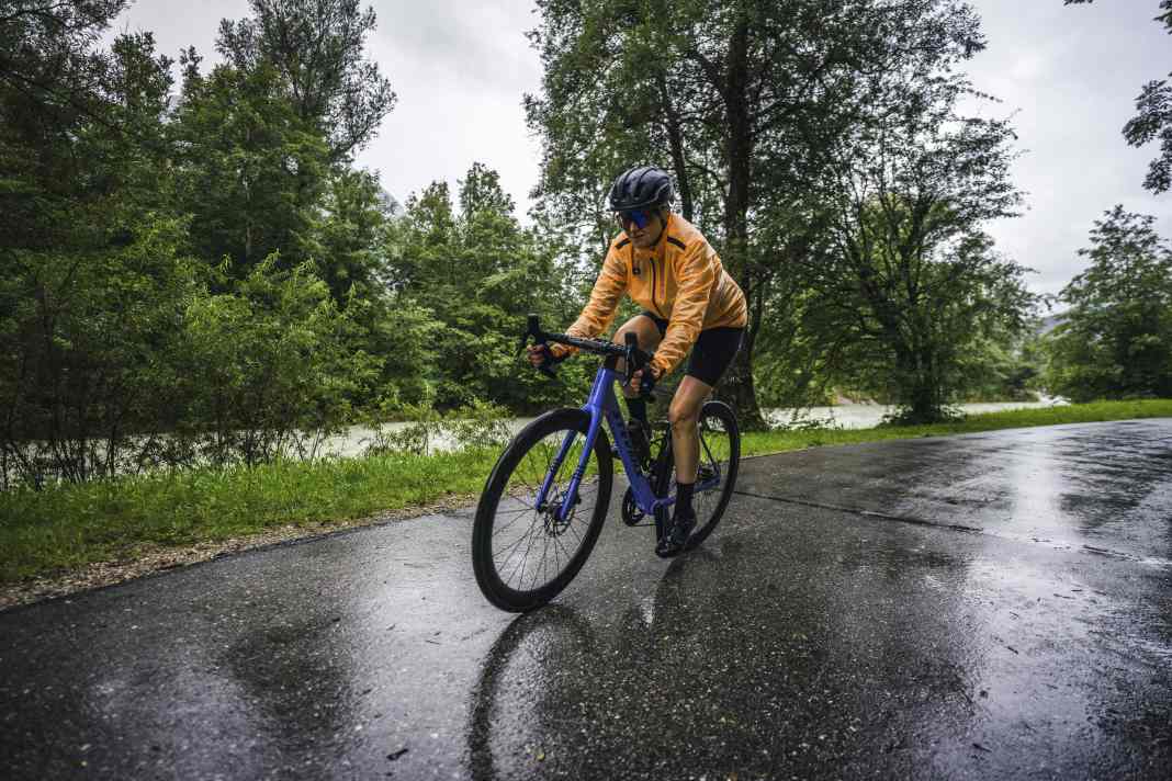 When water turns the tarmac into a slippery slope