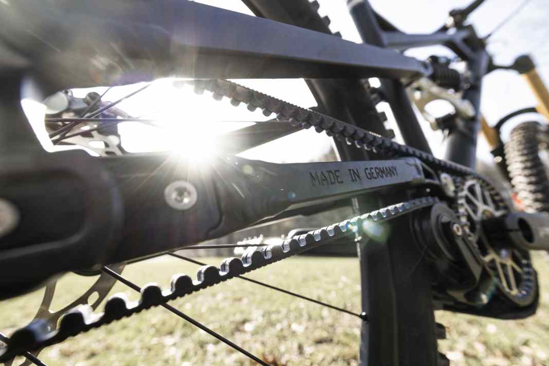 Super-Enduro mit Riemenantrieb und Pinion-Getriebeschaltung