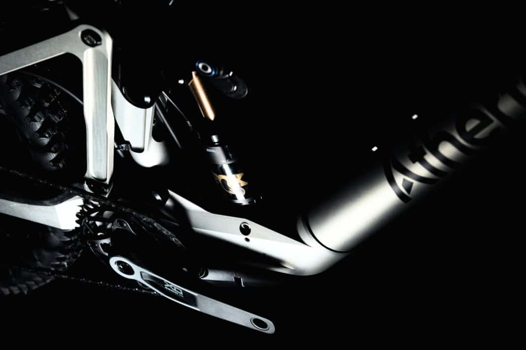 Erstes E-Enduro der Briten mit Trend-Antrieb