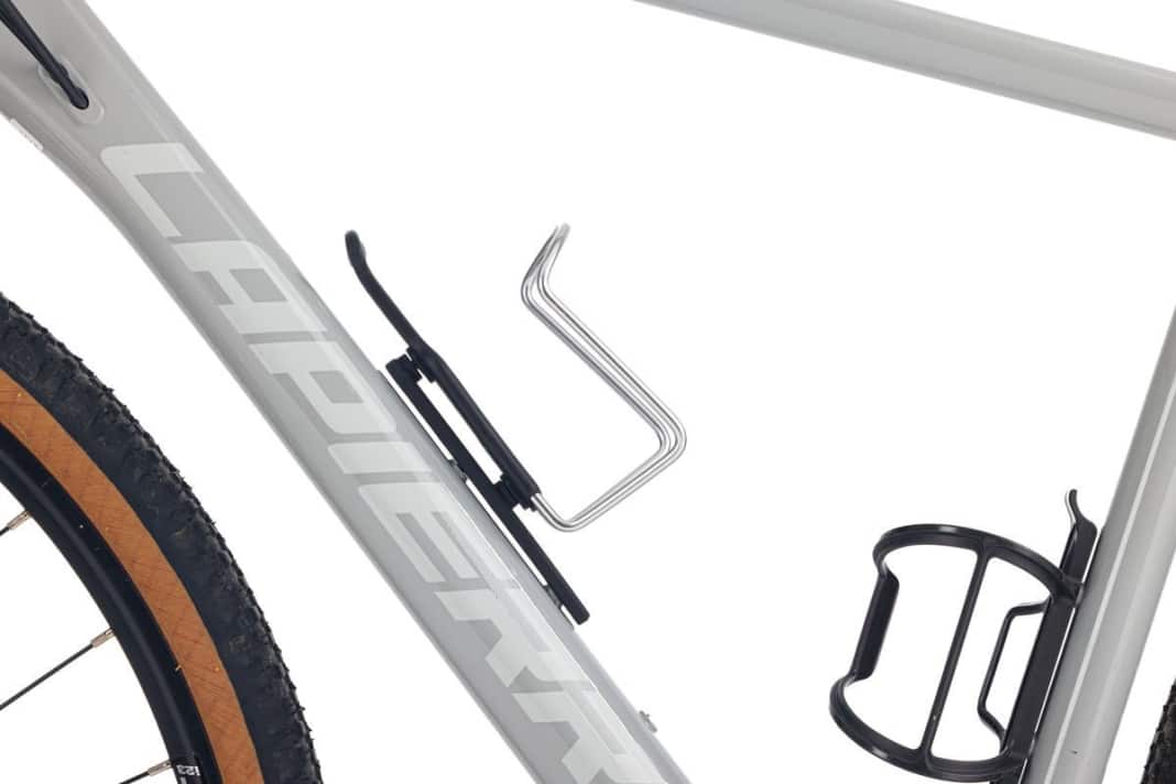 Verstellbarer Zéfal Z Cage Adapter schafft Platzgewinn im Rahmen