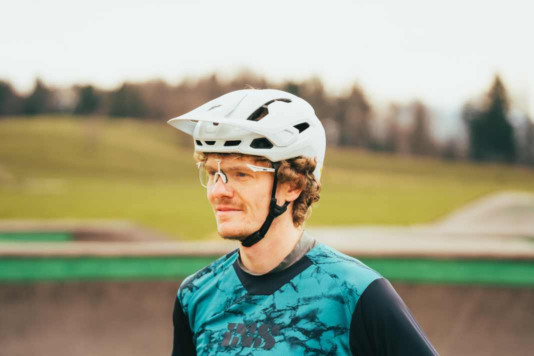 Der Helm mit Luftansaugung